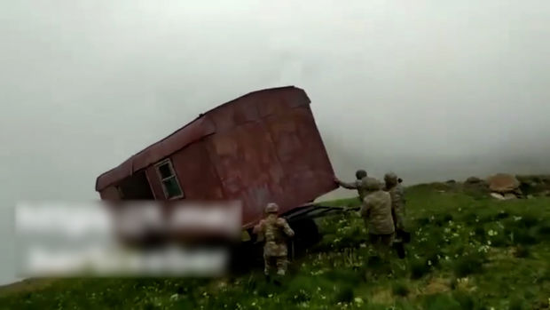 Hərbçilərimiz sərhəddə erməni əsgərlərin qaldığı “it yuvası”nı dərədən aşırdı - VİDEO