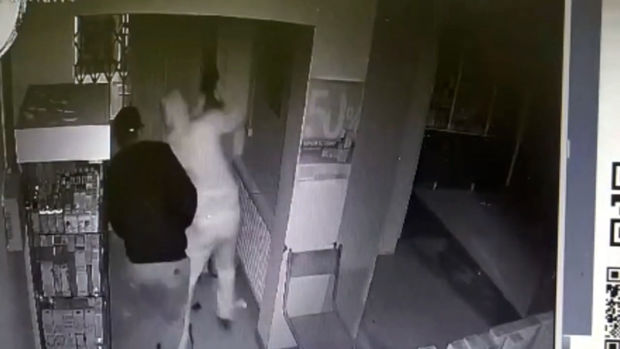 Ödəmə terminalını balta ilə yarıb külli miqdarda vəsait oğurladılar - VİDEO