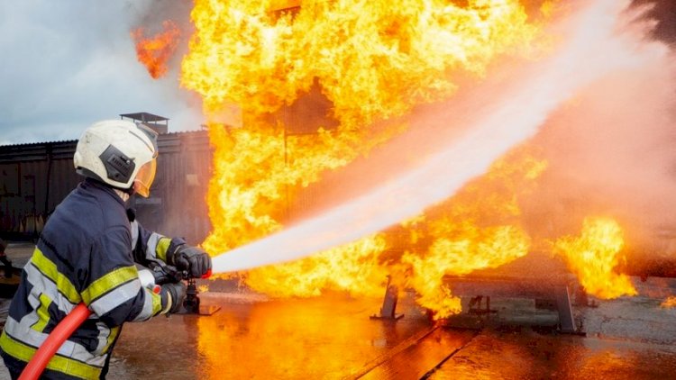 Bakıda avtomobil sexi yandı