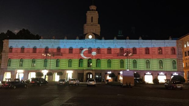 Tbilisidə binalardan biri Azərbaycan bayrağının rənglərinə boyandı – VİDEO