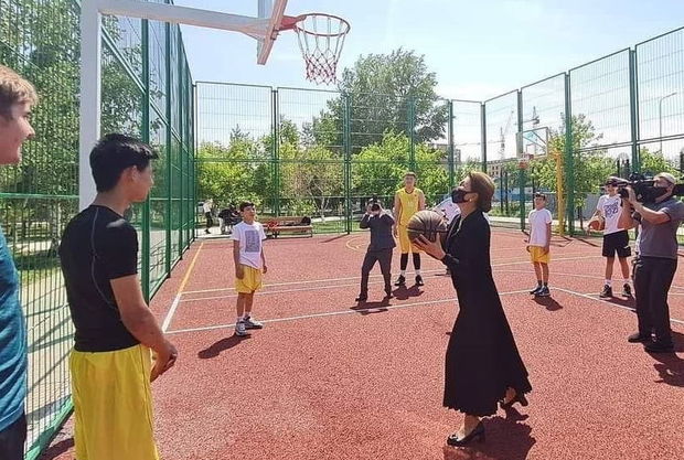 Nazarbayevin qızı basketbol bacarığını nümayiş etdirib – FOTO