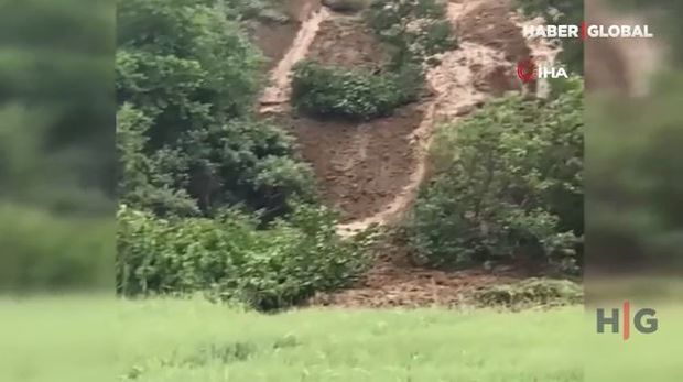 Türkiyədə sürüşmə və sel ağacları yerindən qopardı – VİDEO