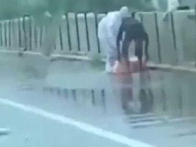 Koronadan ölənlərin meyitləri çaya atılır - VİDEO