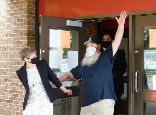 32 il həbsxanada yatdıqdan sonra günahsız olduğu ortaya çıxdı - FOTO/VİDEO