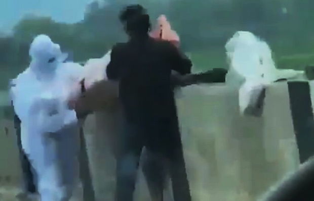 Günün günorta çağı meyiti körpüdən atdılar - VİDEO