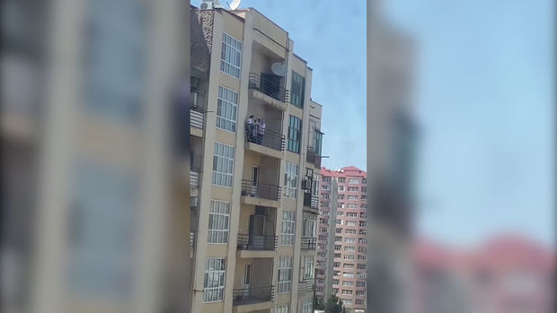 Bakıda qız özünü binadan atmaq istədi - ANBAAN VİDEO