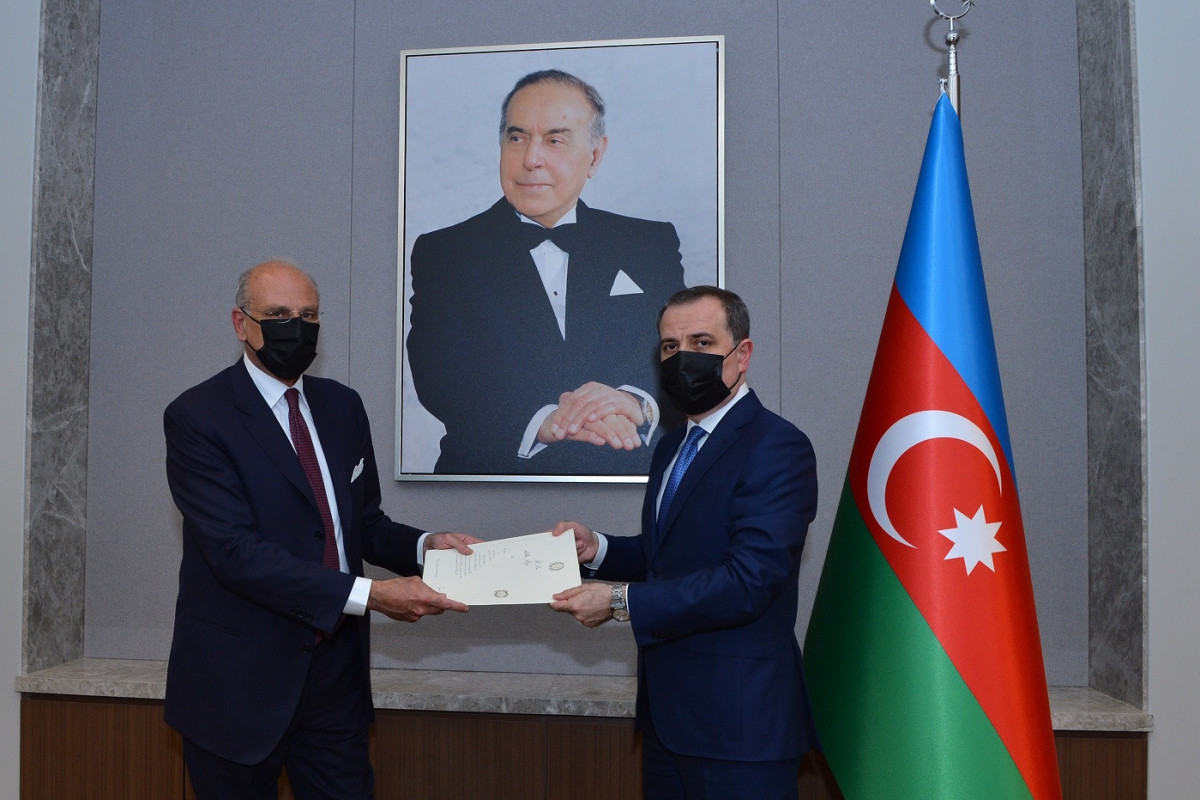 İtaliyanın yeni səfiri etimadnaməsinin surətini Ceyhun Bayramova təqdim edib