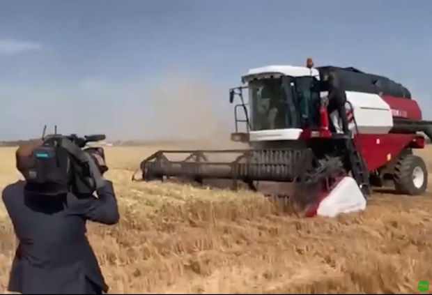 Özbəkistan prezidenti kombayn sürdü – VİDEO