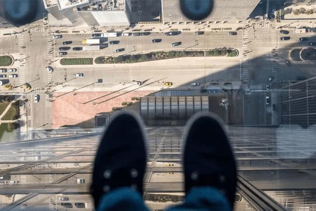 В Абшеронском районе мужчина выбросился с 14-го этажа