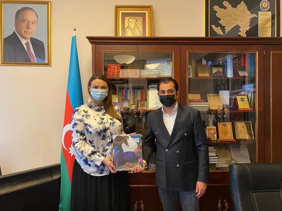 MM-nın Mədəniyyət komitəsinin sədri Qənirə Paşayeva bir qrup rəssamla görüşüb