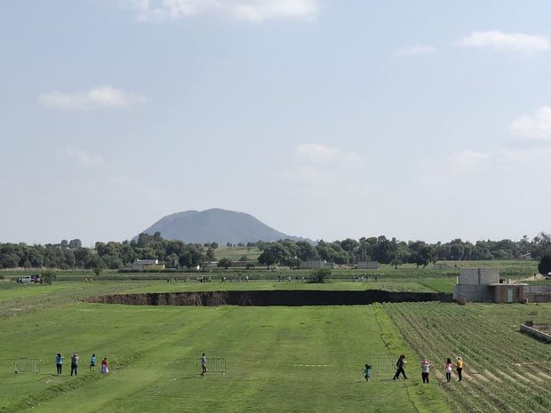 Şəhərdə yaranan nəhəng çuxur sakinlərin marağına səbəb oldu - VİDEO