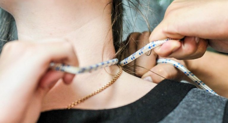 Bakıda dəhşət: Ər arvadını elektrik naqili ilə boğaraq öldürdü