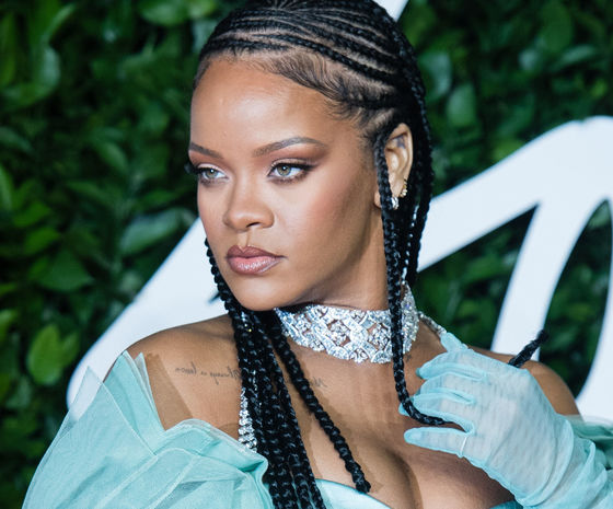 Rihannanın geyimi müzakirə mövzusu oldu - FOTO