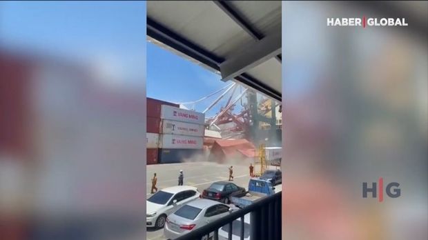 Limana yan almaq istəyən gəmi nəhəng yük kranını aşırdı - VİDEO