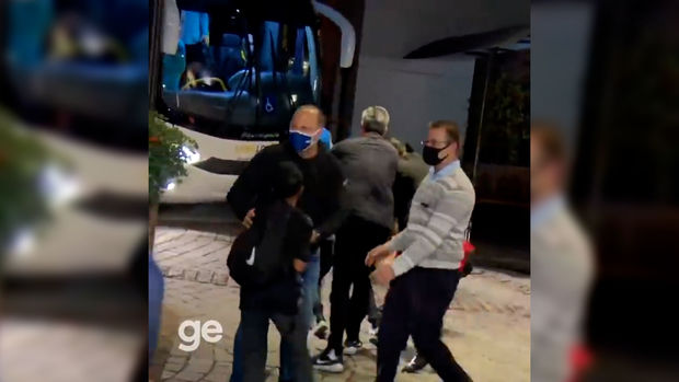 Braziliyalı azarkeşlər Neymara hücum etdi - VİDEO