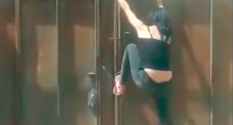 Bakıda şok hadisə - Qadın tanımadığı evin hamamına girib... - VİDEO