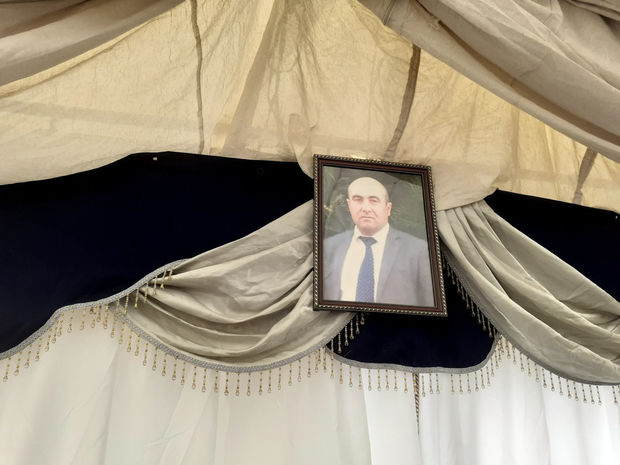 Mina partlaması nəticəsində həlak olan icra nümayəndəsi son mənzilə yola salınır - FOTO