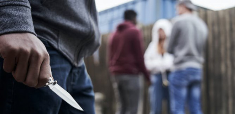 Ögey qızını bıçaqlayan kişi: 