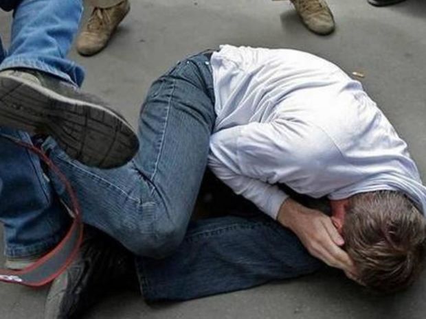 Paşinyanın cangüdənləri “Nikol satqın” deyə qışqıran vətəndaşı qəddar şəkildə döydülər - VİDEO