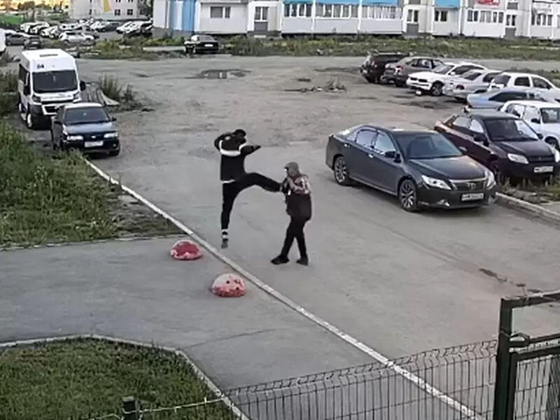 Pensiyaçını küçənin ortasında vəhşicəsinə döydü - VİDEO