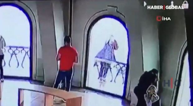 20 yaşlı qız İstanbulun məşhur Qalata qülləsində intihar etdi - VİDEO