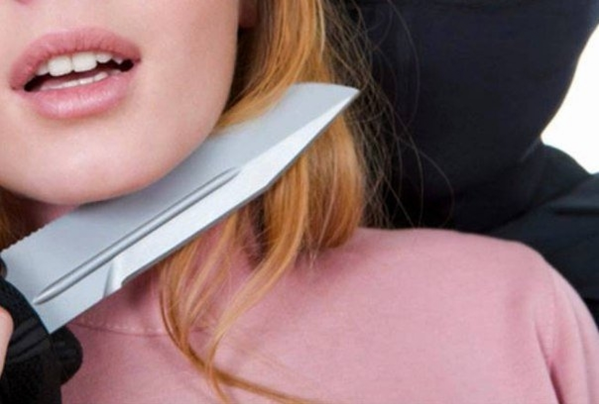 Arvadından ayrılan kişi sevdiyi qadını həyətinə apararaq boğazını kəsdi - Bakıda qətl - VİDEO