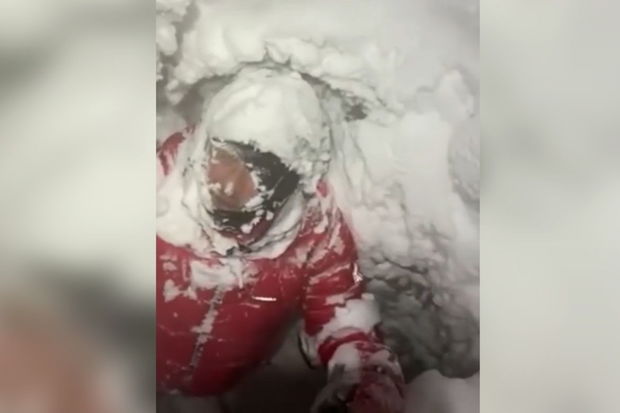 Dağda yarığa düşən alpinistin xilas olunma anları - VİDEO