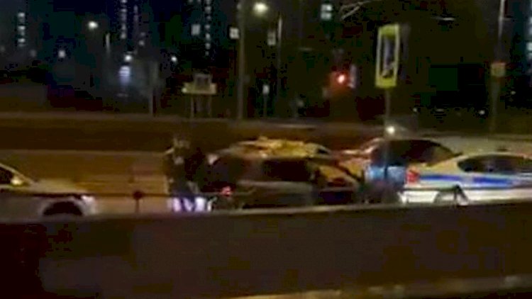 Qadınlar yol polisi ilə dalaşdı, “Bizi zorlayırlar!” bağırdılar - VİDEO