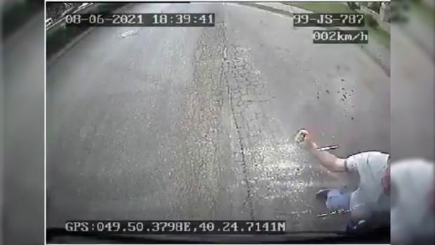 Хулиганский поступок пассажира автобуса в Баку: мужчина разбил стекло в ответ на замечание водителя - ВИДЕО