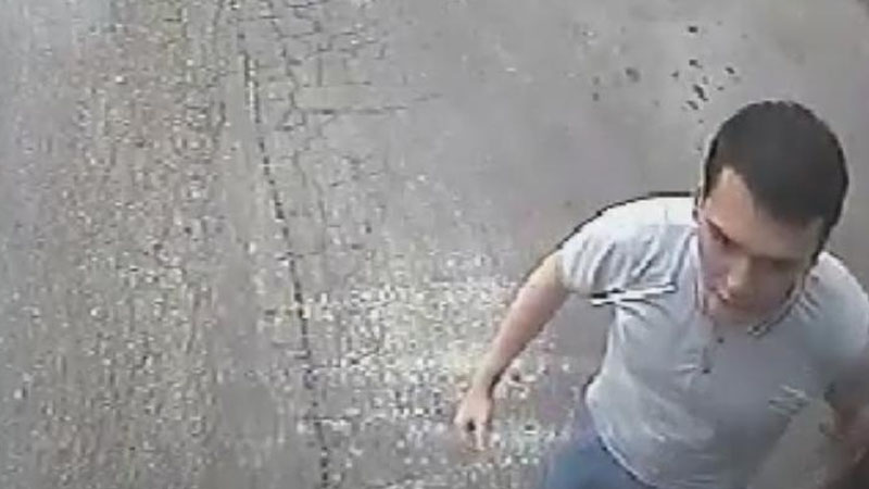 Bakıda sərnişin avtobusun şüşəsini yumruqla sındırdı (VİDEO)