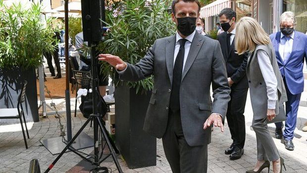 Макрона заподозрили в постановке после инцидента с пощечиной