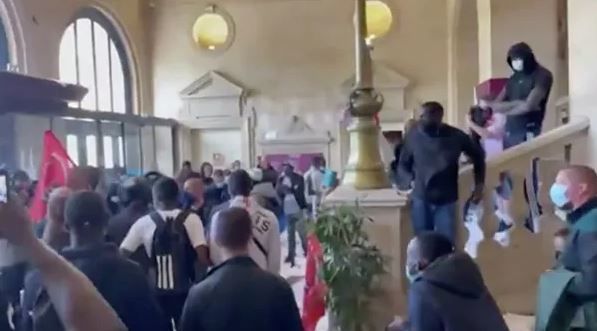 Parisdə zibil yığanlar meriyaya hücum etdilər – VİDEO