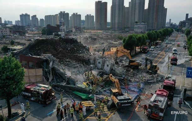 Cənubi Koreyada bina avtobus dayanacağının üzərinə uçub: 9 nəfər ölüb - FOTO