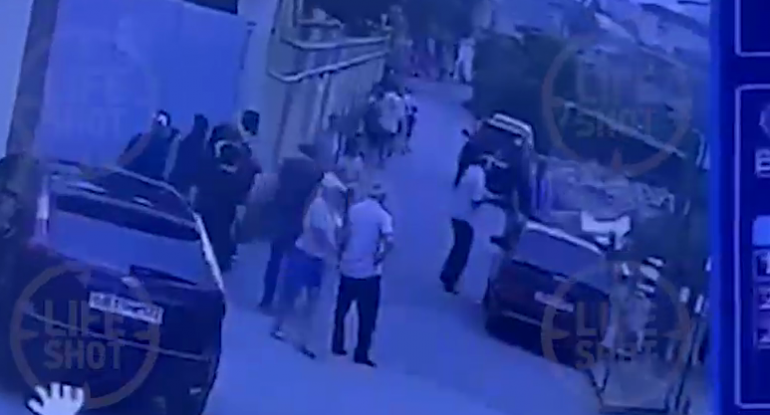 Erməninin Rusiyada məmurları güllələdiyi anın VİDEOSU