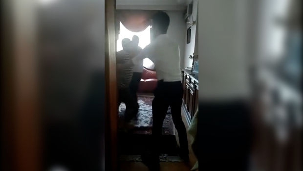 Azərbaycanda vəzifəli şəxs iş başında döyüldü - VİDEO