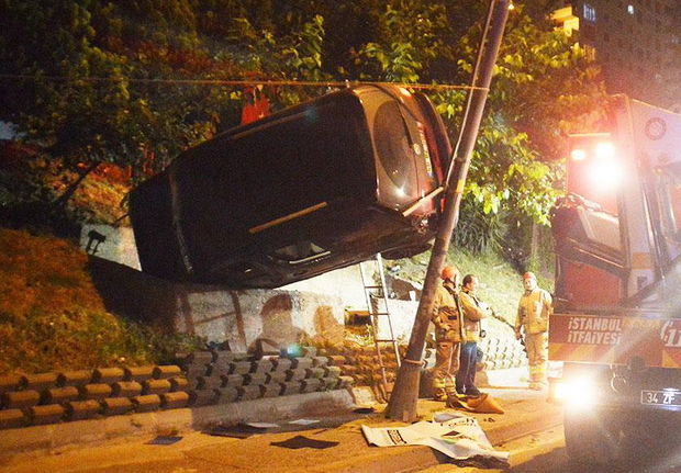 Qəribə qəza: Avtomobil bağça ilə dirəyin arasında ilişib qaldı - FOTO/VİDEO