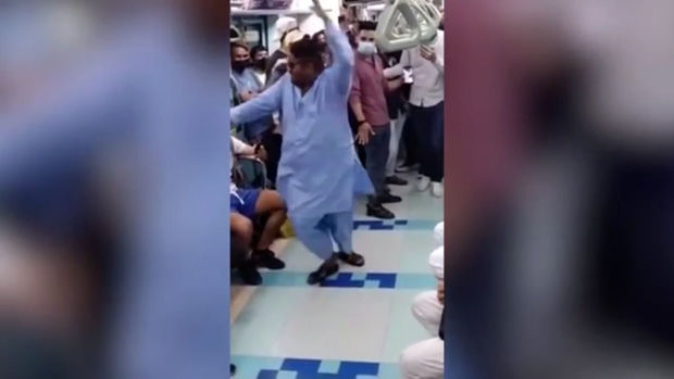 Metroda rəqs edən kişini həbs gözləyir - VİDEO