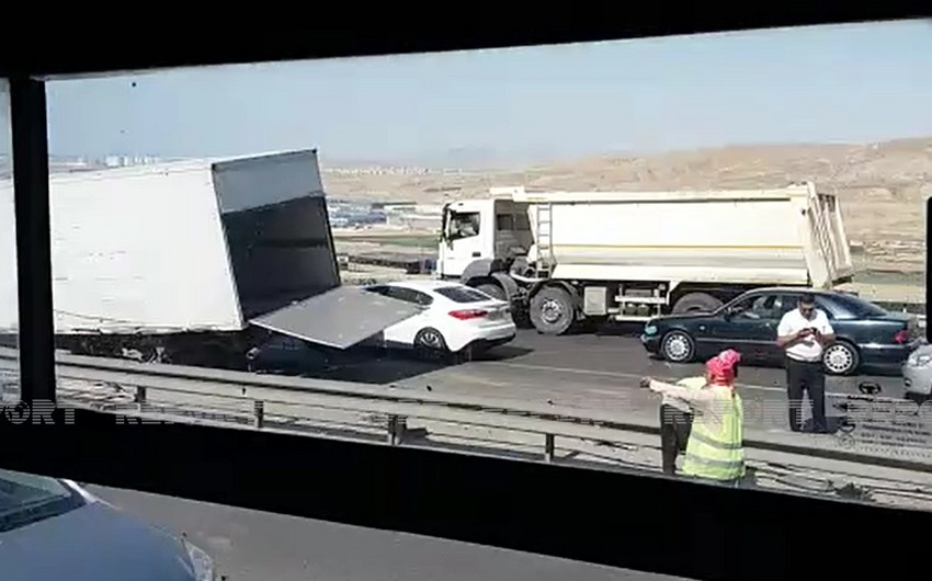 Bakıda yük maşınlarının toqquşduğu qəzanın görüntüləri - VİDEO