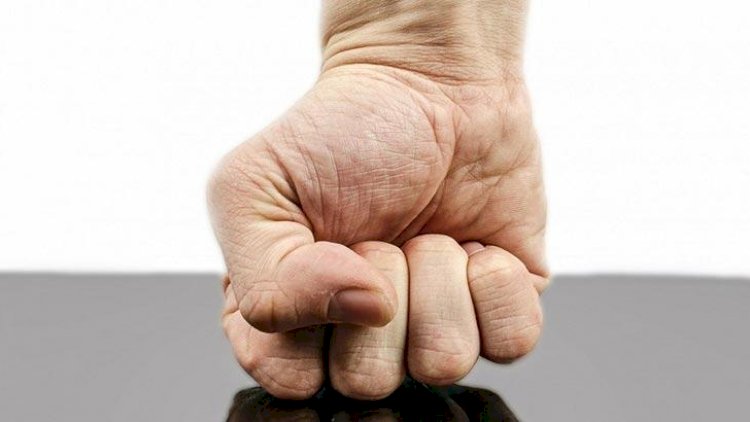 Keçmiş nazir canlı efirdə millət vəkilini şillələdi - Video