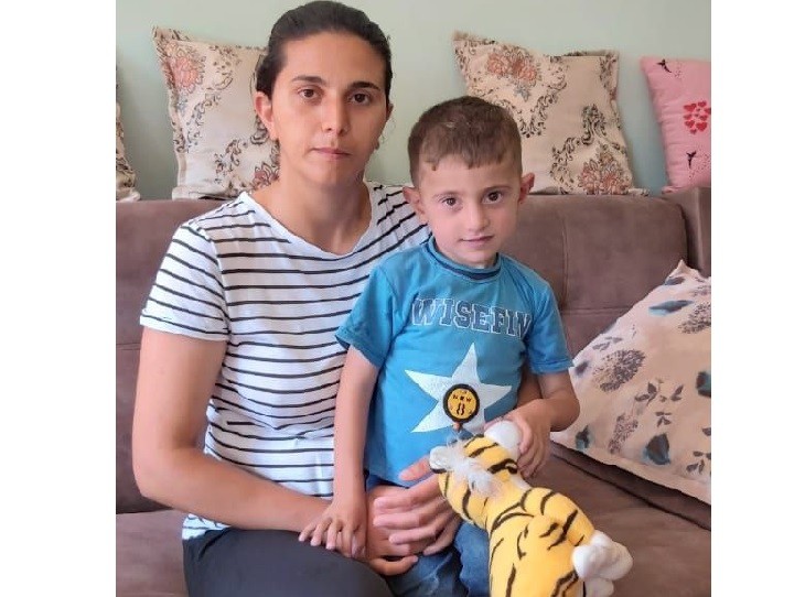 Mərkəzi Klinik Xəstəxanada oğlunun əməliyyatından imtina edilən şəhid bacısı Mehriban Əliyevaya müraciət etdi - FOTOLAR