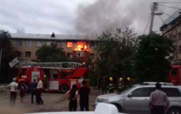 Gəncədə yaşayış binasında yanğın: Xəsarət alanlar var - FOTO