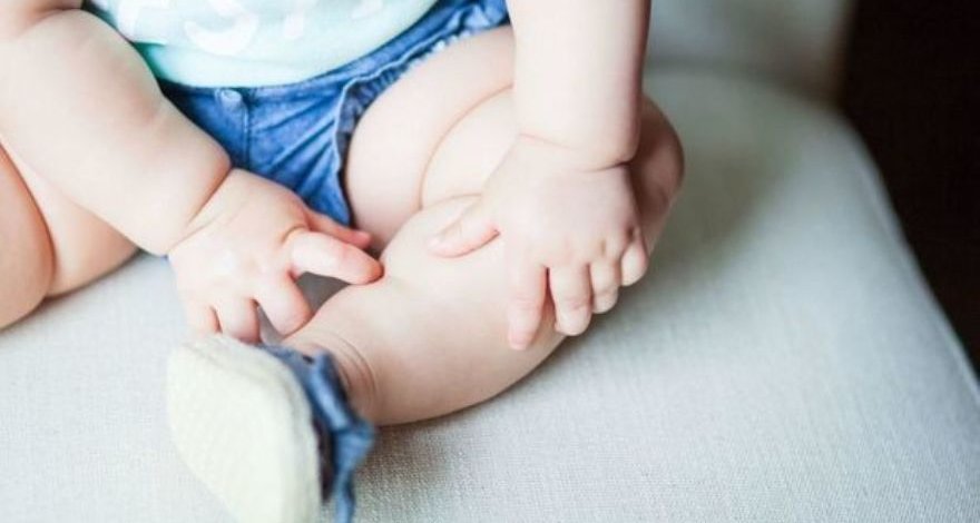 В Гаджигабуле на двухлетнего ребенка упал чайник с кипятком