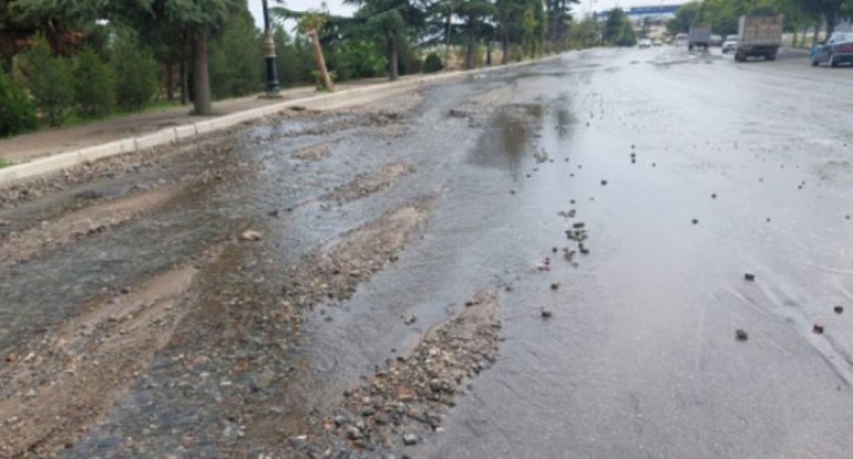 Gəncədə su borusu partladı - Yolu su basdı