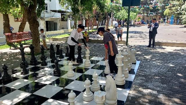 Nəsimi rayonunda Şəhid Ruslan Cəfərovun ailə üzvlərinin yaşadığı həyət abadlaşdırılaraq sakinlərin istifadəsinə verilib