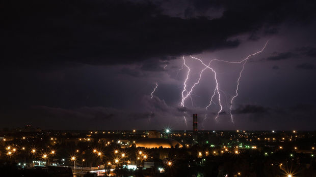 Güclü şimşək gecəni işığa bürüdü - VİDEO