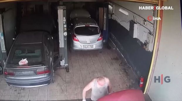 Radiatorun qaynar suyu ustanın üzünə sıçradı - VİDEO