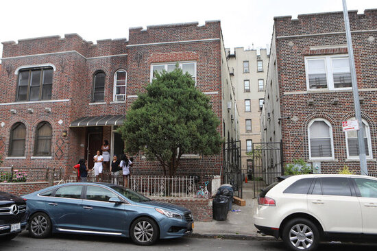 Ana soyunub körpə qızını və 2 yaşlı oğlunu, daha sonra özünü pəncərədən ATDI - FOTO-VİDEO