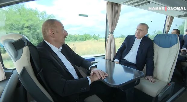 İlham Əliyev və Rəcəb Tayyib Ərdoğan avtobusla Şuşaya doğru yolda - VİDEO