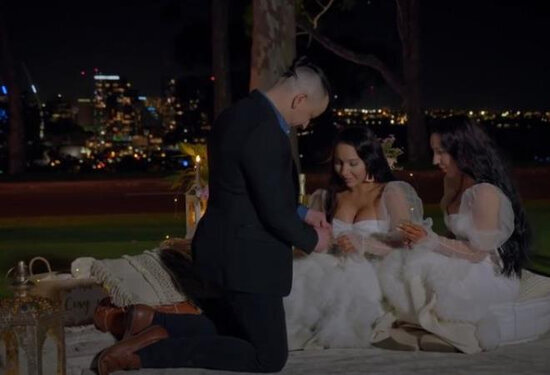 Əkiz bacılar eyni adamla nişanlandılar - VİDEO