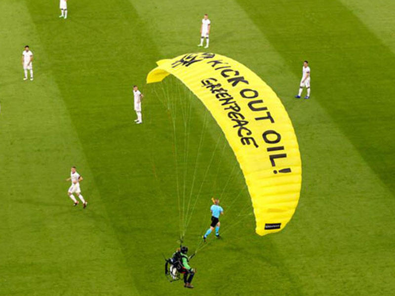 AVRO-2020 matçında qəribə hadisə - Paraşütlə etiraz etdi - VİDEO